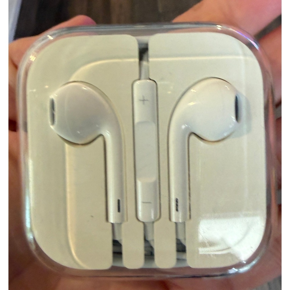 Apple EarPods Wired Headphones with 3.5mm Plug and Remote White MD827LL/A